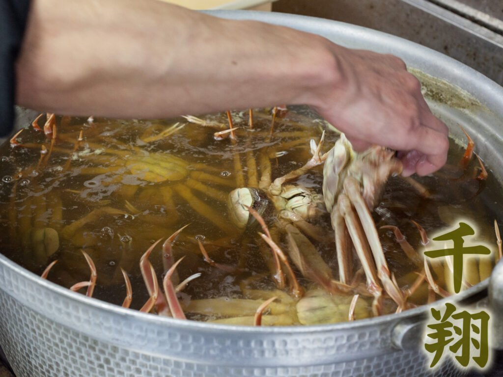 セコガニも一匹ずつ丁寧に扱うのが千翔スタイル