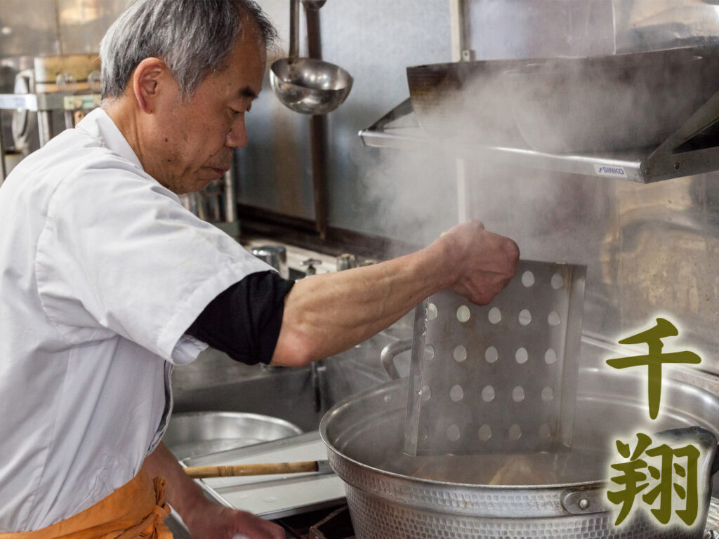 落し蓋を取り、茹で上がり状態を目で確認